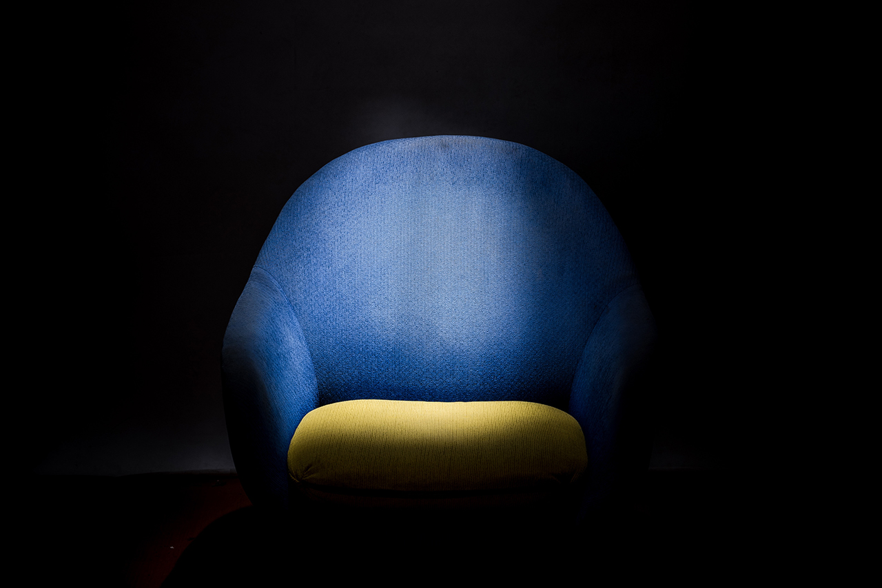 青と黄色の一人掛けチェア